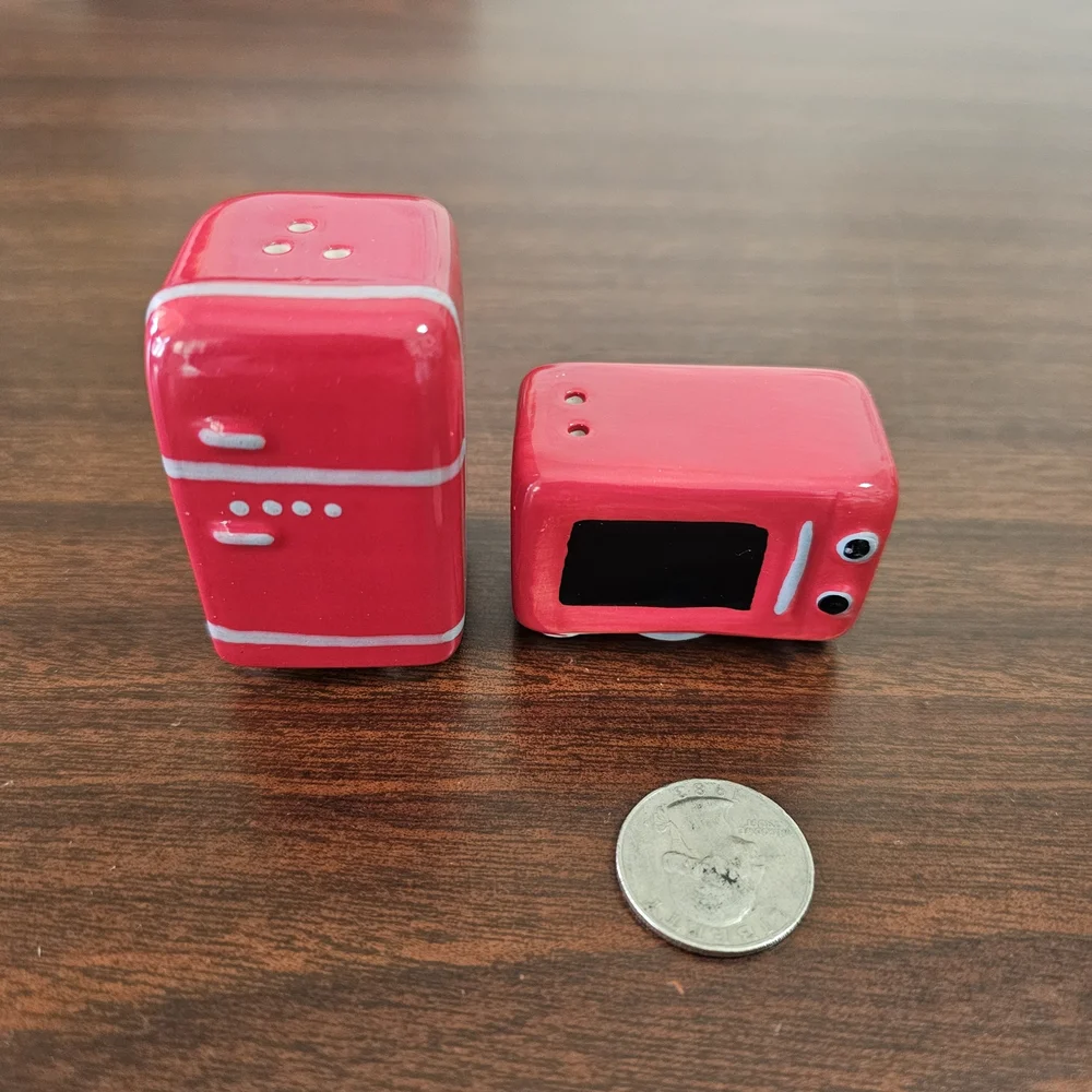 Miniature Salt And Pepper Shakers Shaped As A Refrigerator And A Microwave Oven. - Picture 1 of 4